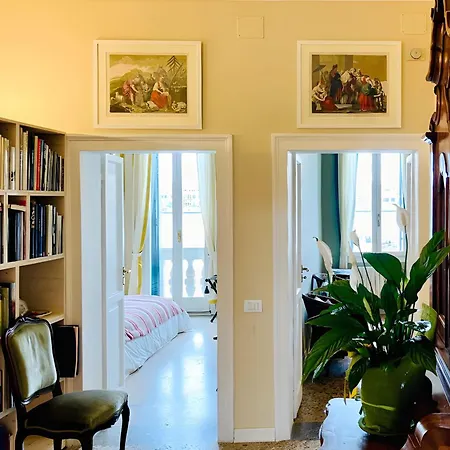 Balcony-giudecca Benátky